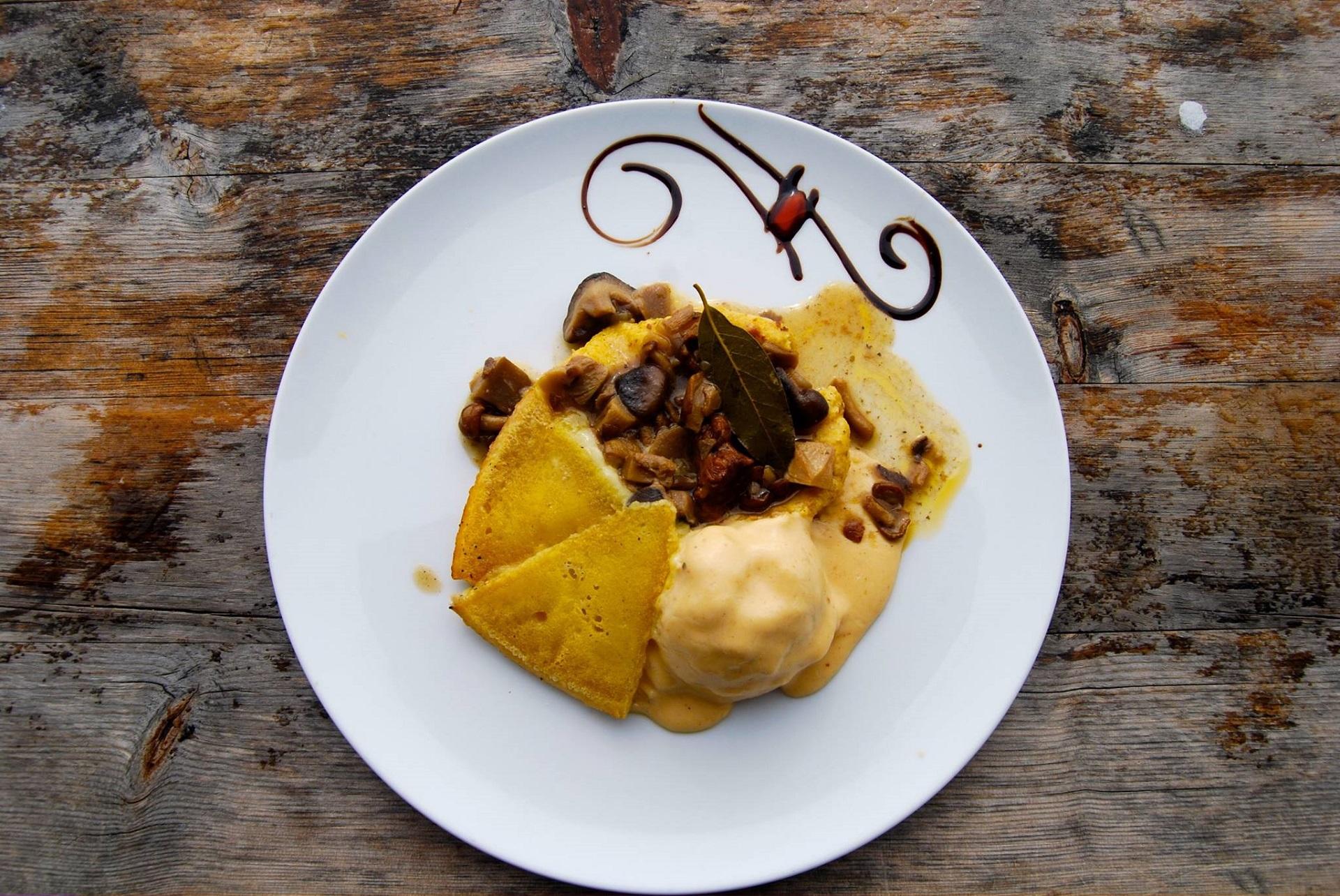 enogastronomia_polenta_e_formaggio_fuso_rifugio_La_Roda_Paganella_SKi.jpg