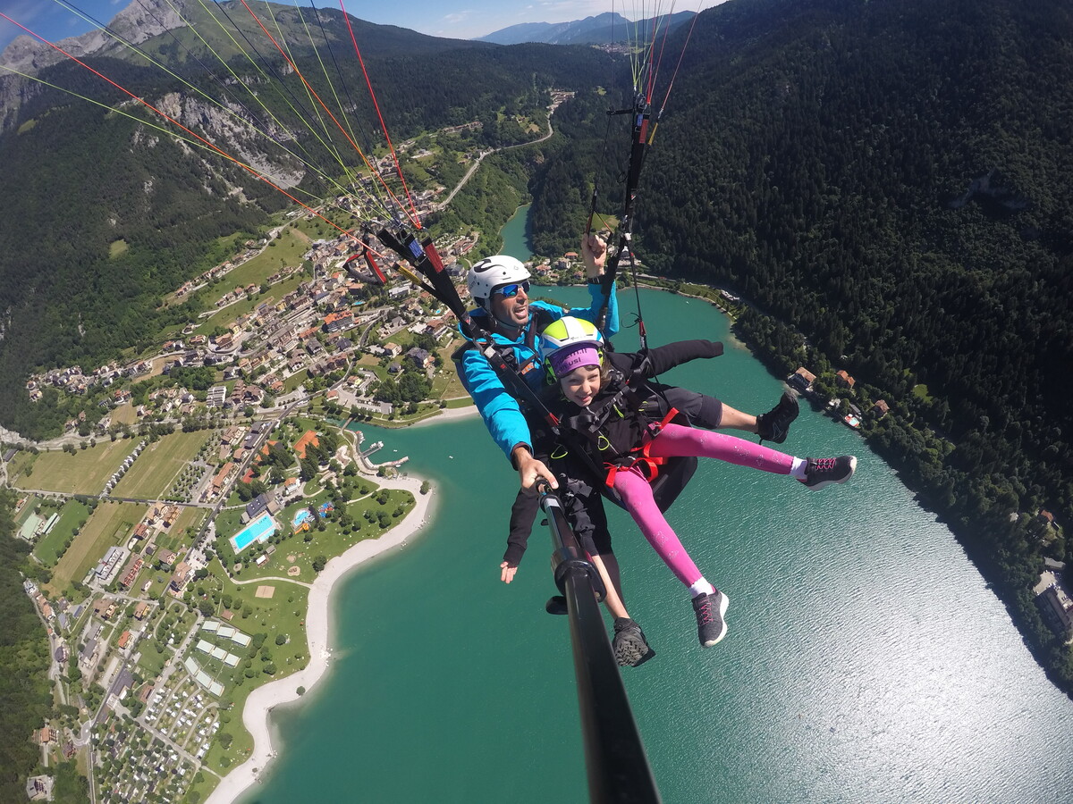 Volo_in_parapendio_sul_lago_di_Molveno.jpg